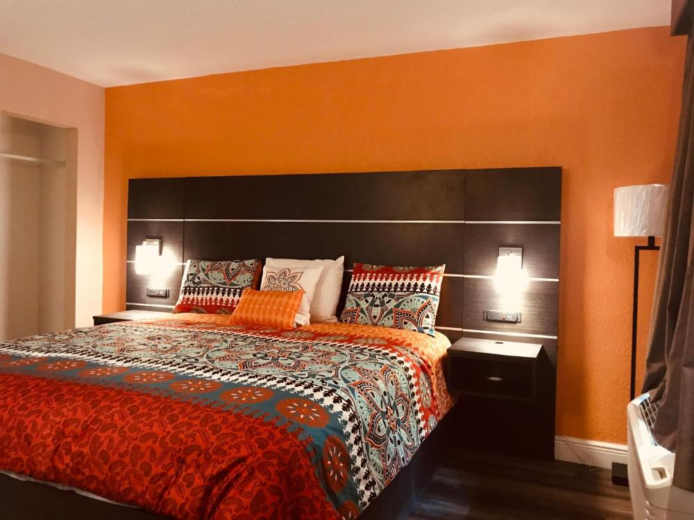Deluxe King Room interior